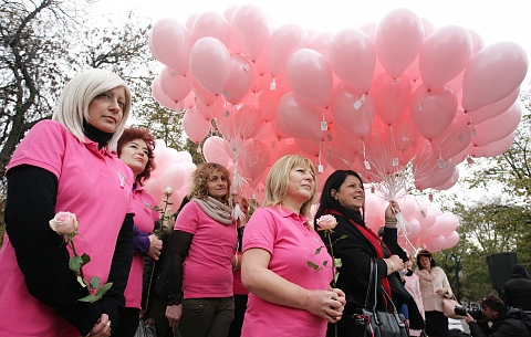 1200 розови балони за жените с рак на гърдата
